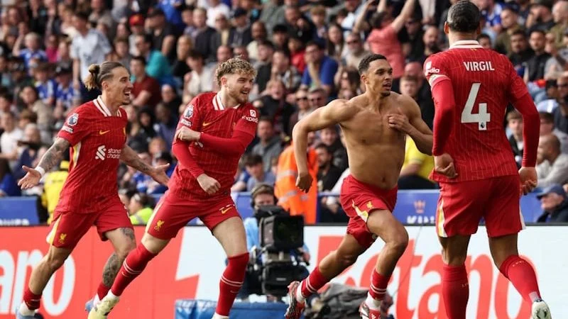 国安球员列队欢迎两位久违强援入队，中超金靴意外领衔，值得期待