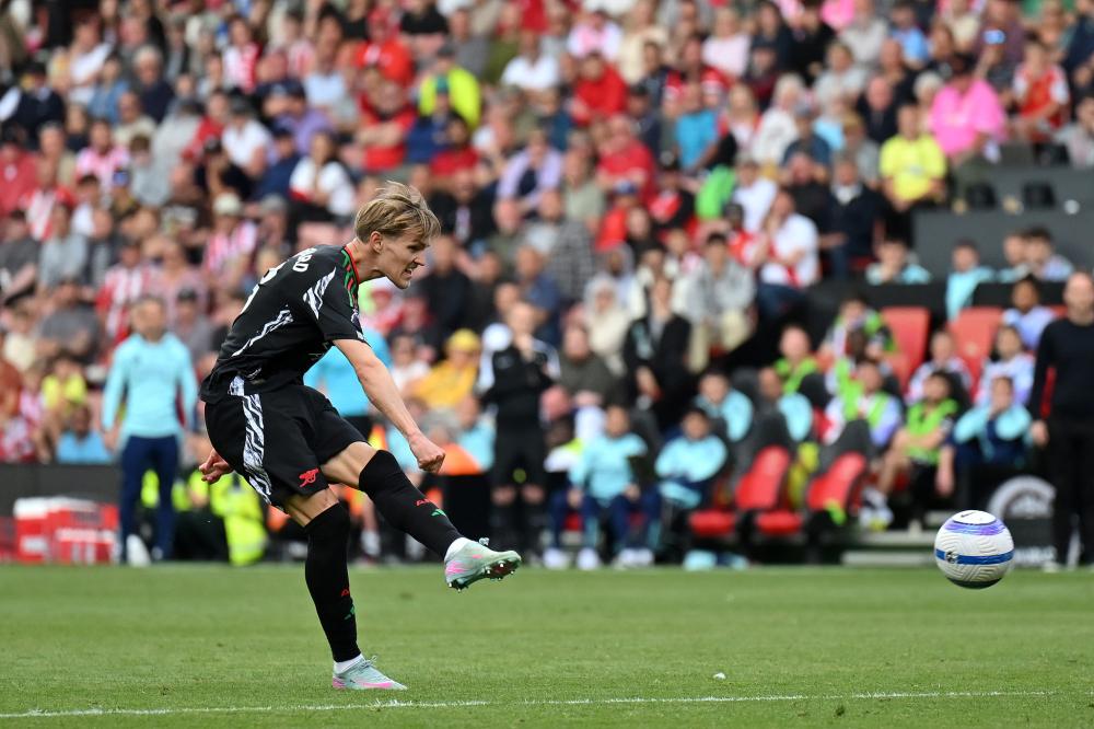 你是哪边的？本菲卡门将特鲁宾扑点后被队友阿劳若补射进球